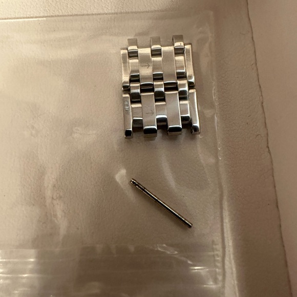 New Woman’s WITTNAUER WARWICK W/ DIAMONDS Watch/case,owners guide,new battery - Picture 7 of 7